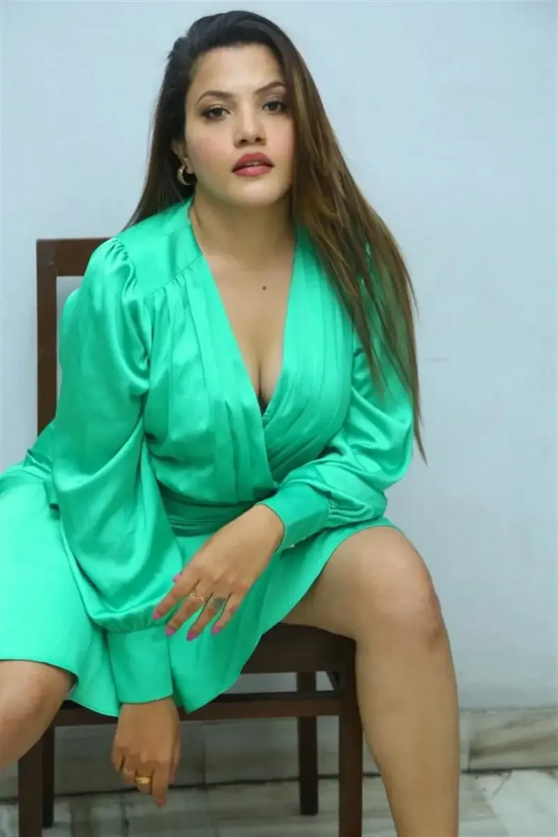 INDIAN ACTRESS SUNITA PANDEY LONG LEGS SHOW IN GREEN SKIRT